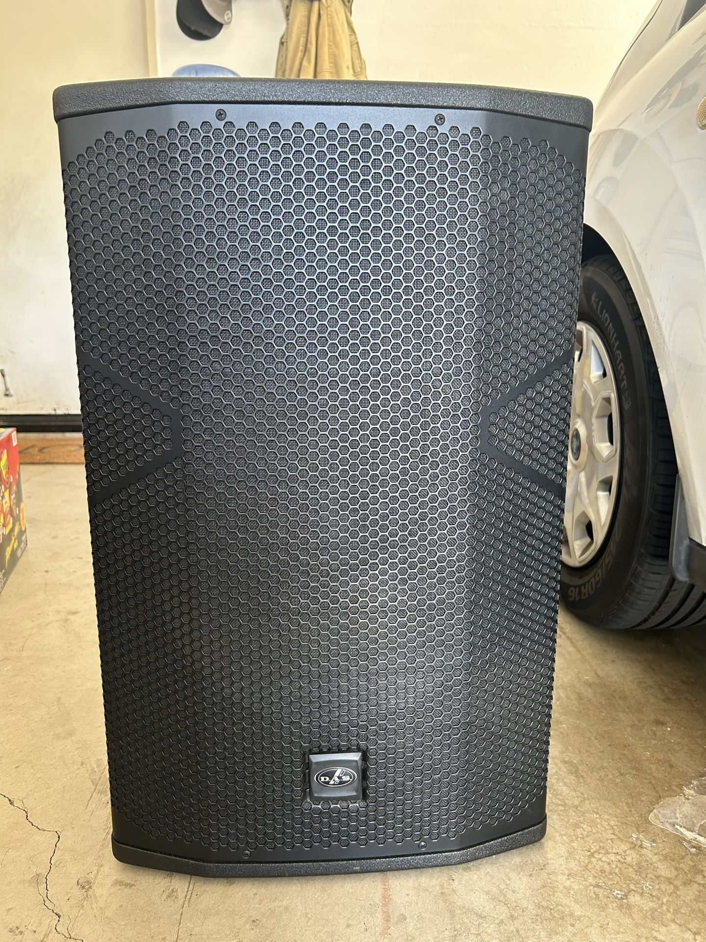Das Vantec 15” Powered Speakers