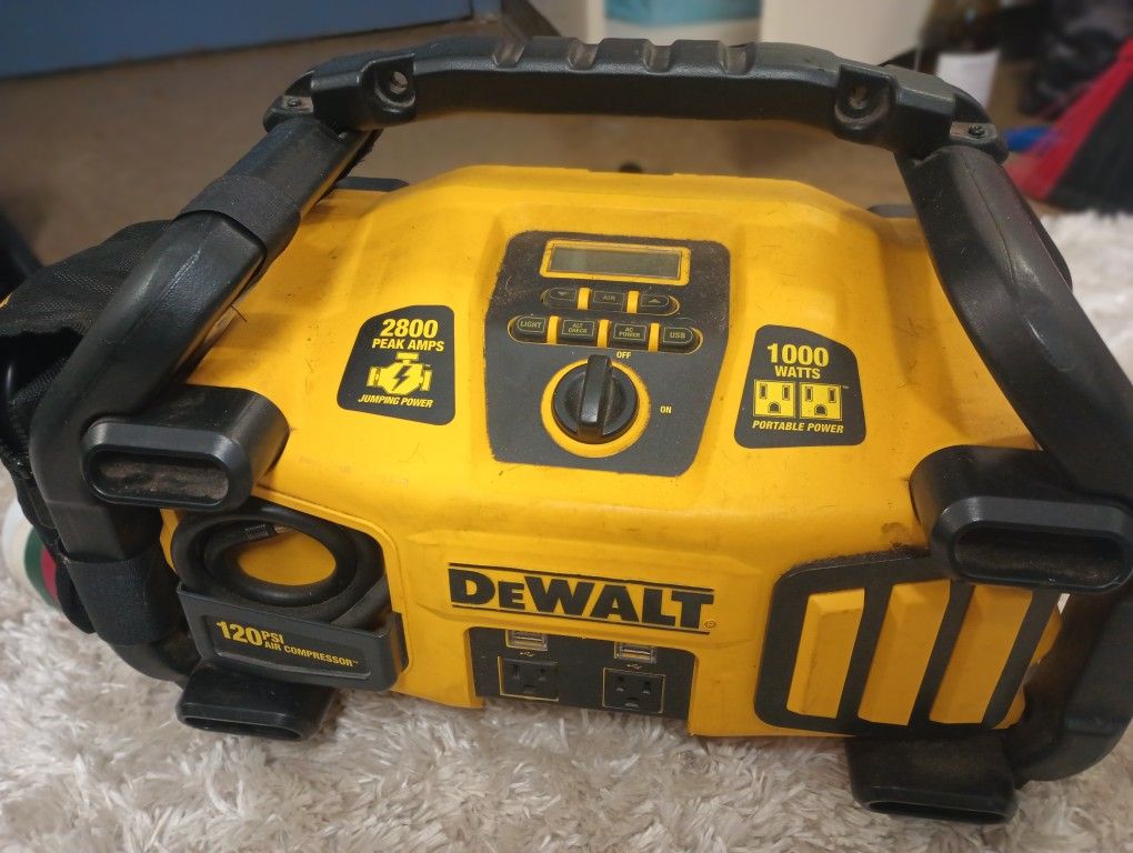 DeWalt 2800A/1000W Power Station