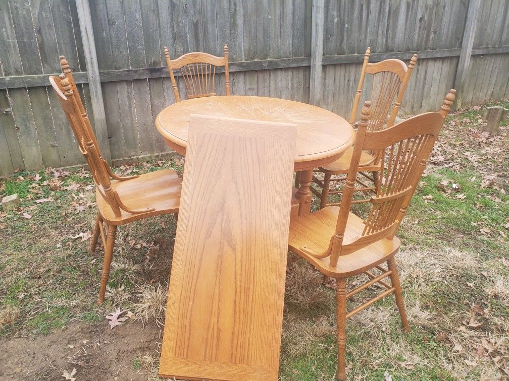 Round Wood Dining Table With Add-on Leaf And 4 Chairs 