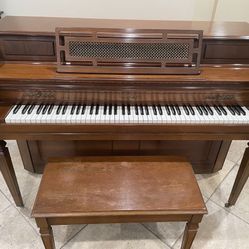 Kranich & Bach Piano With A Seat