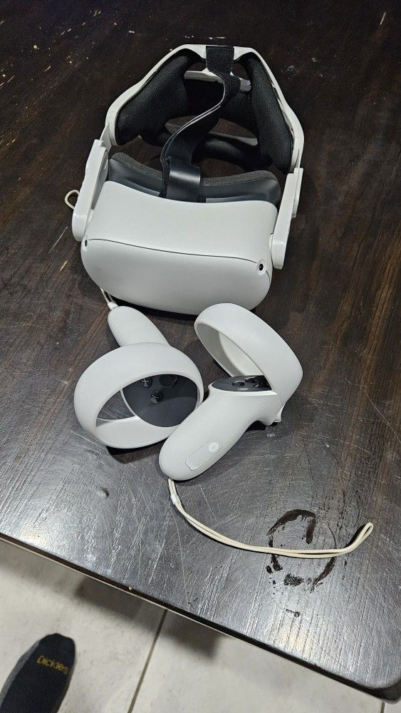  Quest 2 Great Condition Used A Handful Of Times Great Condition . It Has A Upgraded Head Band , Comes With Case.