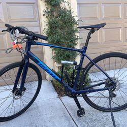 🚴 Giant FastRoad SL2 Bike – Excellent Condition + Helmet, Lights, Pump