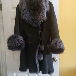 WOMEN'S GENUINE SHEARLING COAT SIZE M - LIKE NEW 