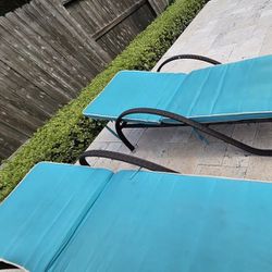 Outdoor Pool Lounge Chair, Set of 2, with 1 Large Umbrella.
