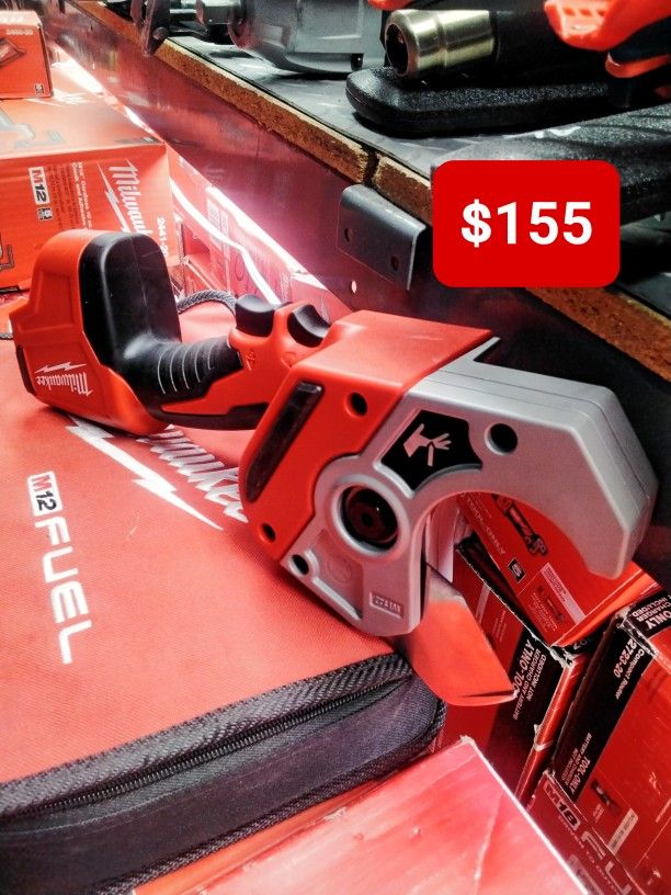Milwaukee M12 12V Lithium Ion Cordless PVC Pipe Shear. Tool Only