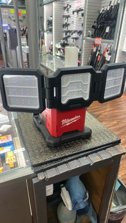 Milwaukee Triple-Panel LED Work Light