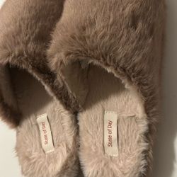 Women’s Slippers Size 7/8