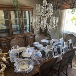 Beautiful Solid Wood Dining Table & China Cabinet Set – Traditional Styl