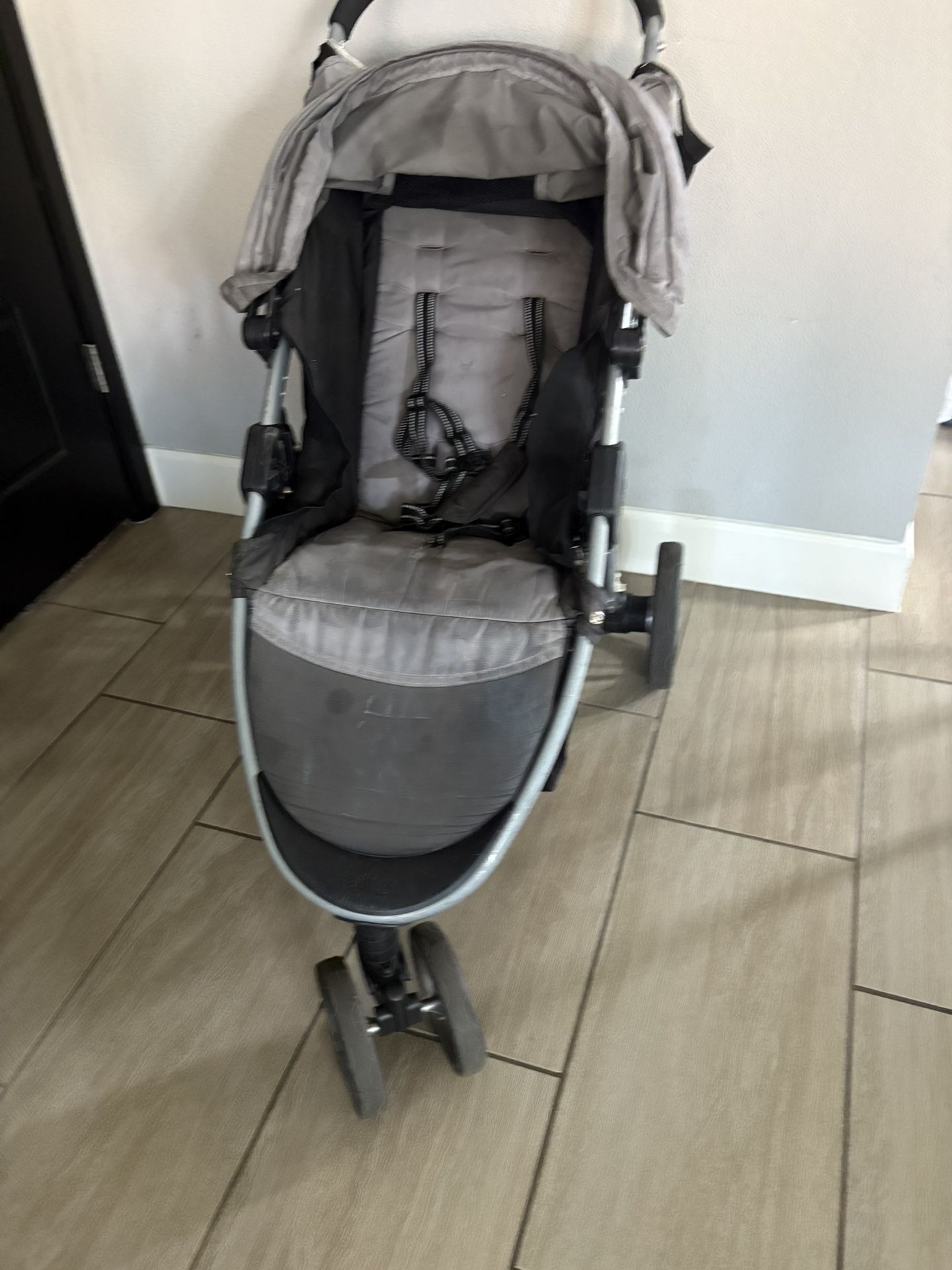3 Wheel Stroller w/ lockable Wheels And Shade cover