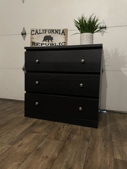 HUGE 3-Drawer Black Dresser w/ Silver Knobs | *LIKE NEW* for Sale in San Jose, CA - OfferUp HUGE 3-Drawer Black Dresser w/ Silver Knobs | *LIKE NEW* for Sale in San Jose, CA - OfferUp