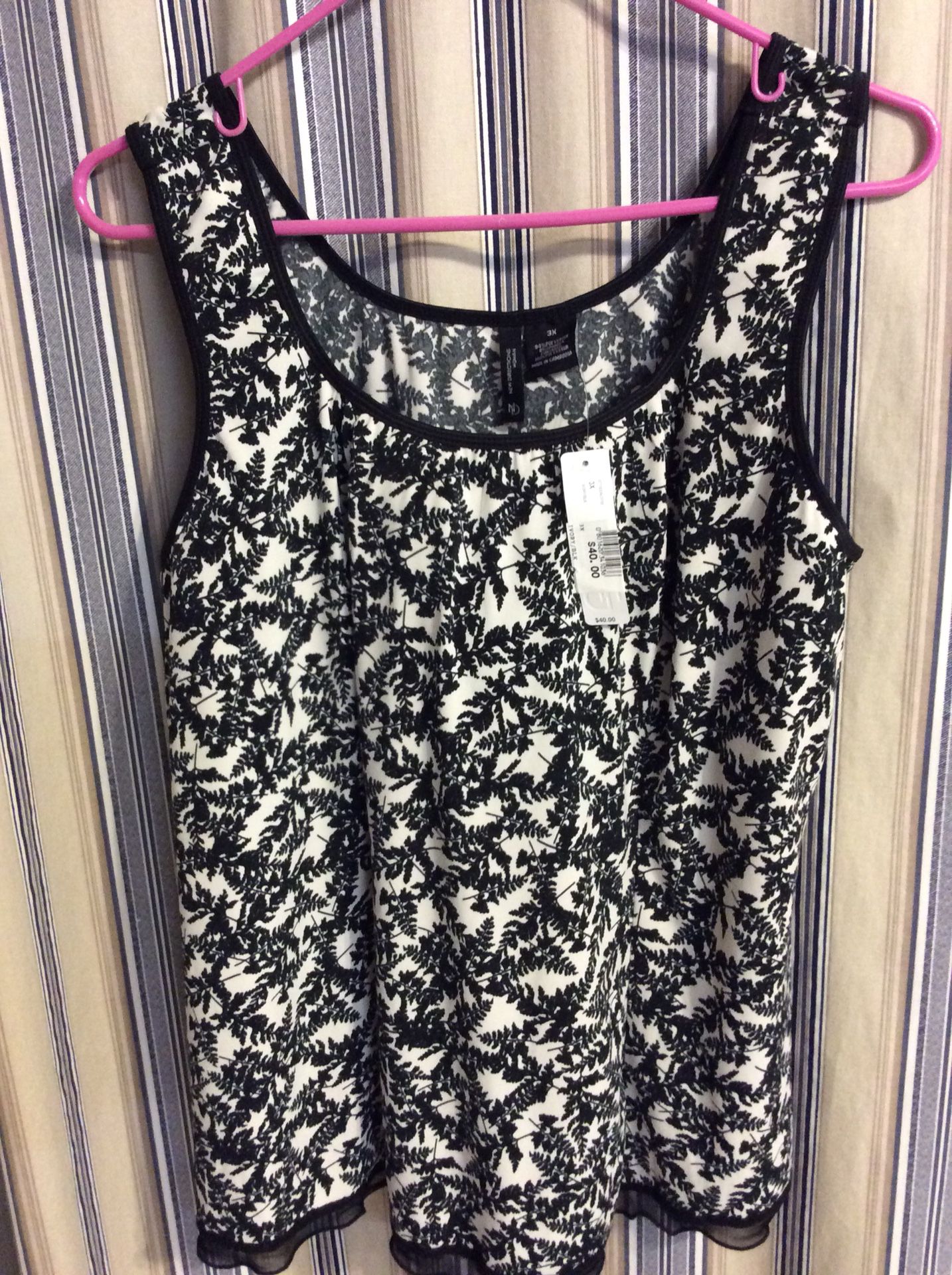 WOMEN’S Size 3X, Swimsuit TOP ONLY, with built in Bra, NEVER WORN, meet at Huddle House/exxon at 2426 E Lamar Alexander parkway Maryville