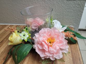Floral arrangement vase