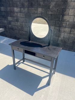 vanity/desk with stool