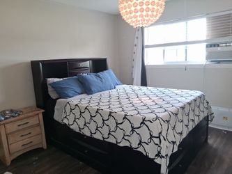 Queen bedframe