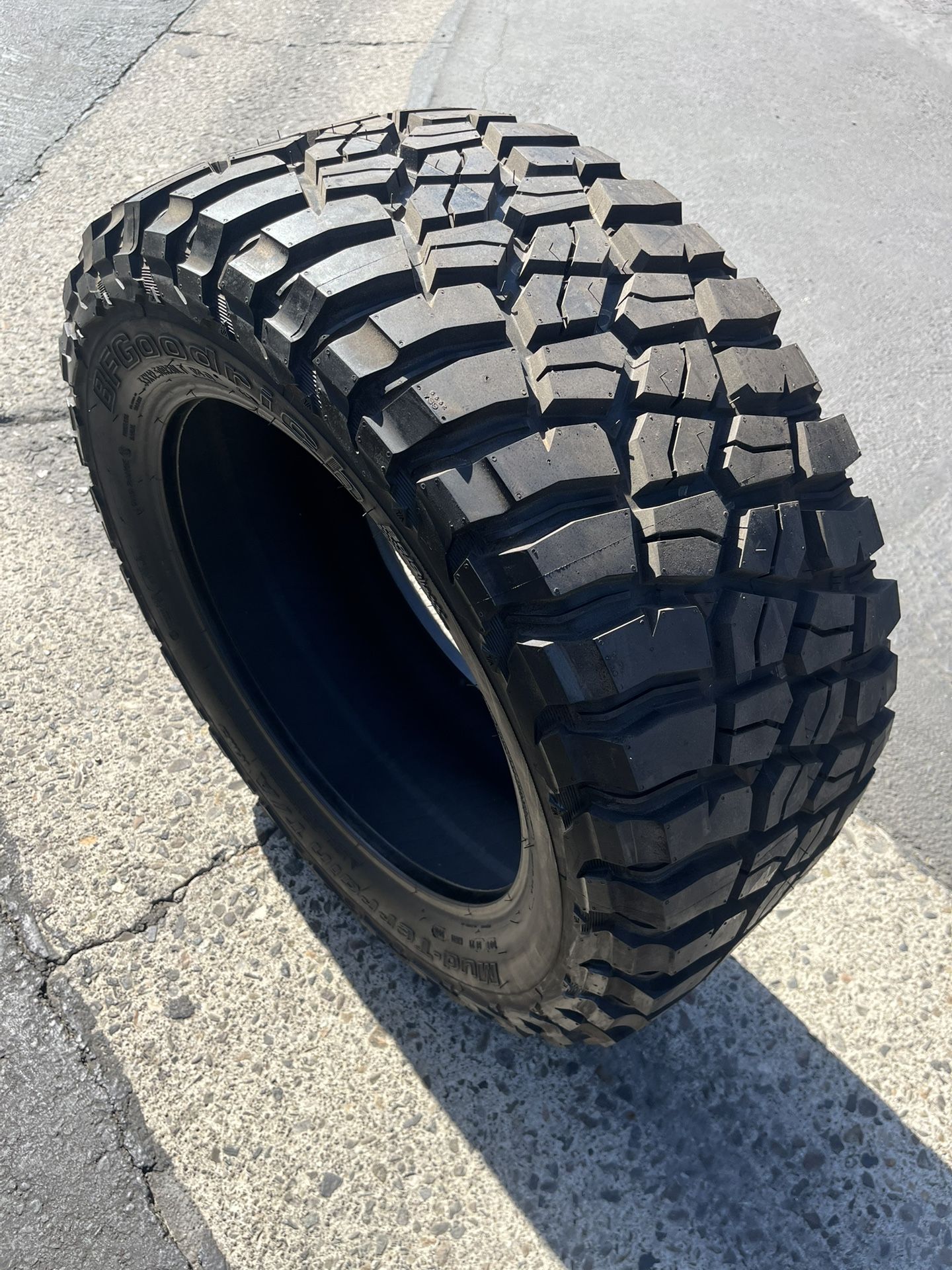 (1) 33x12.50R20 Bfgoodrich Mud Terrain KM3