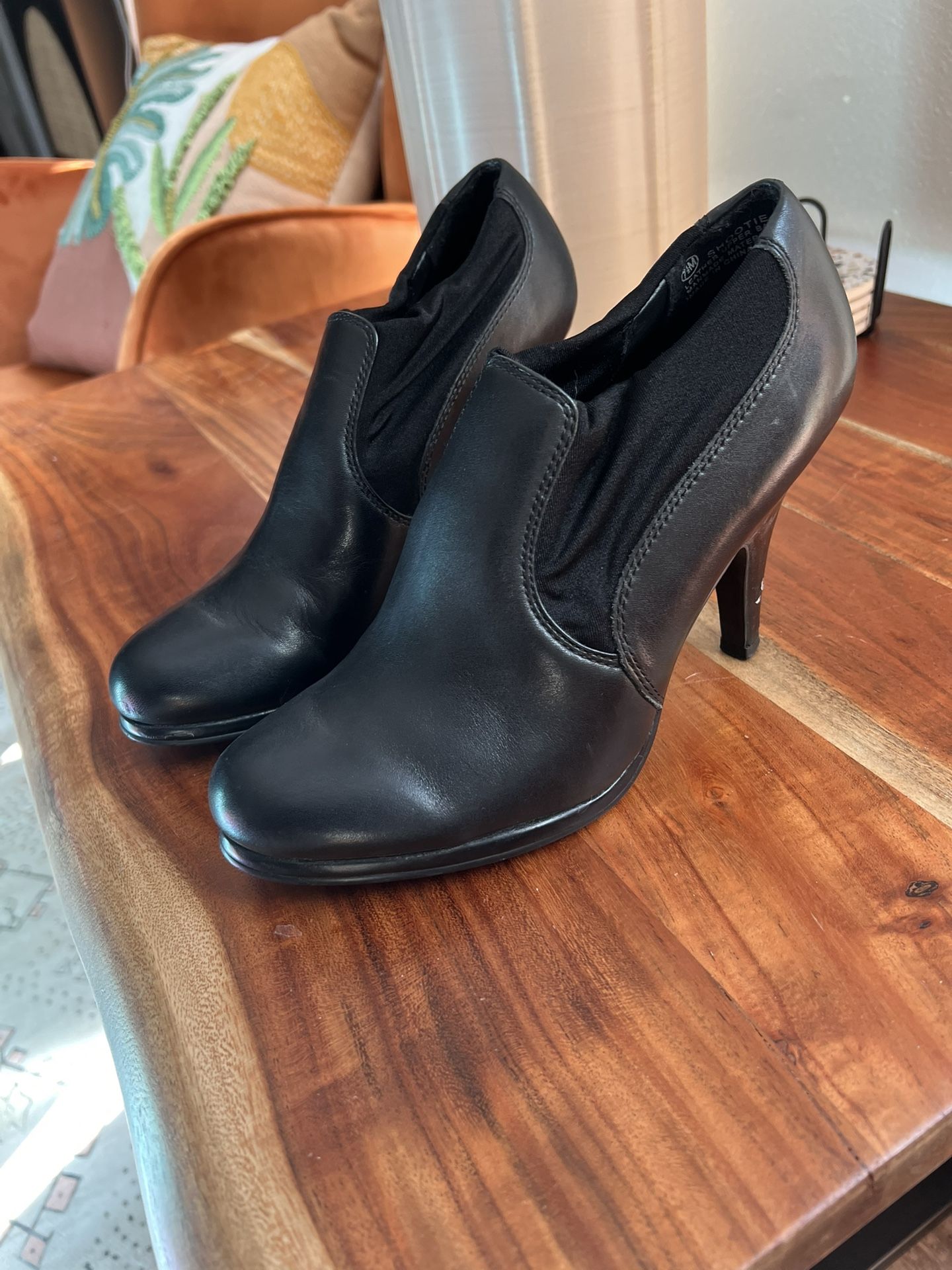 Women’s - Black bootie heels- 7 1/2