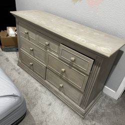 Crib / Dresser