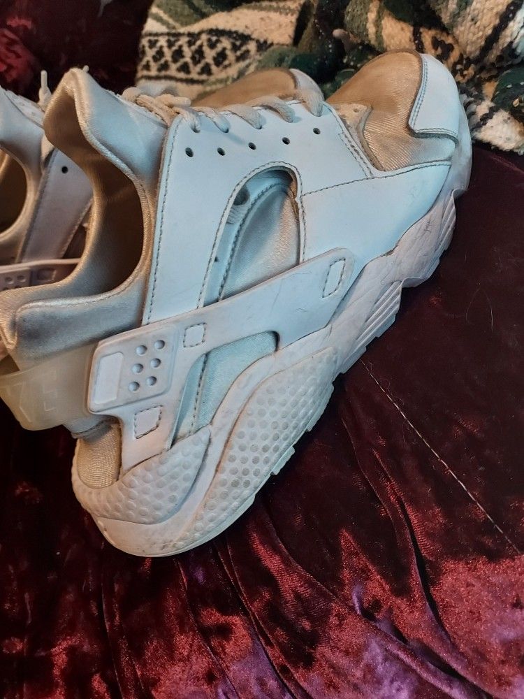 White Nike Air Huarache
