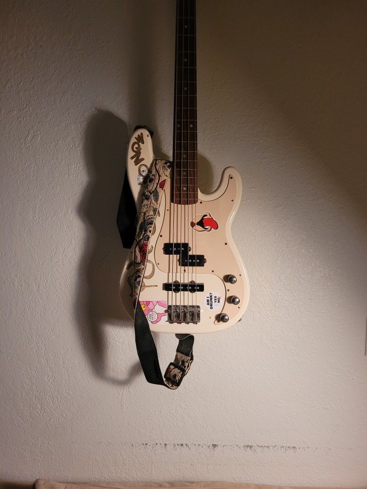 Squire by Fender P Bass