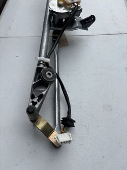 2005 Mercedes C240 windshield wiper motor assembly with linkage