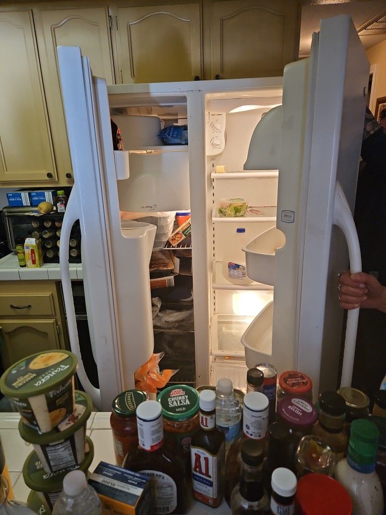 AMANA DISTINCTIONS Fridge Freezer Moving Must Sell Works Great $40.00