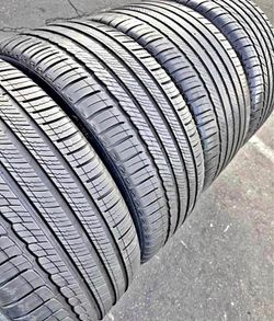 235/45/18  michelin vendo un set de llantas usadas excelente condiciones de vida las 4 ✅🤩I am selling a set of used tires, all 4 in excellent living 