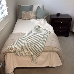 twin beds with pillows and beddin
