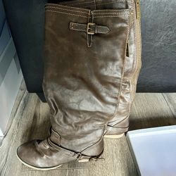 Dark brown boots. size 8