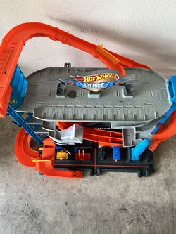 Hot Wheels City Ultimate Garage with Shark Attack