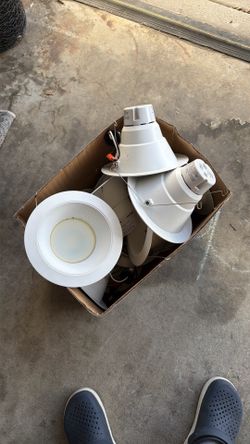 (12) LED recessed lights