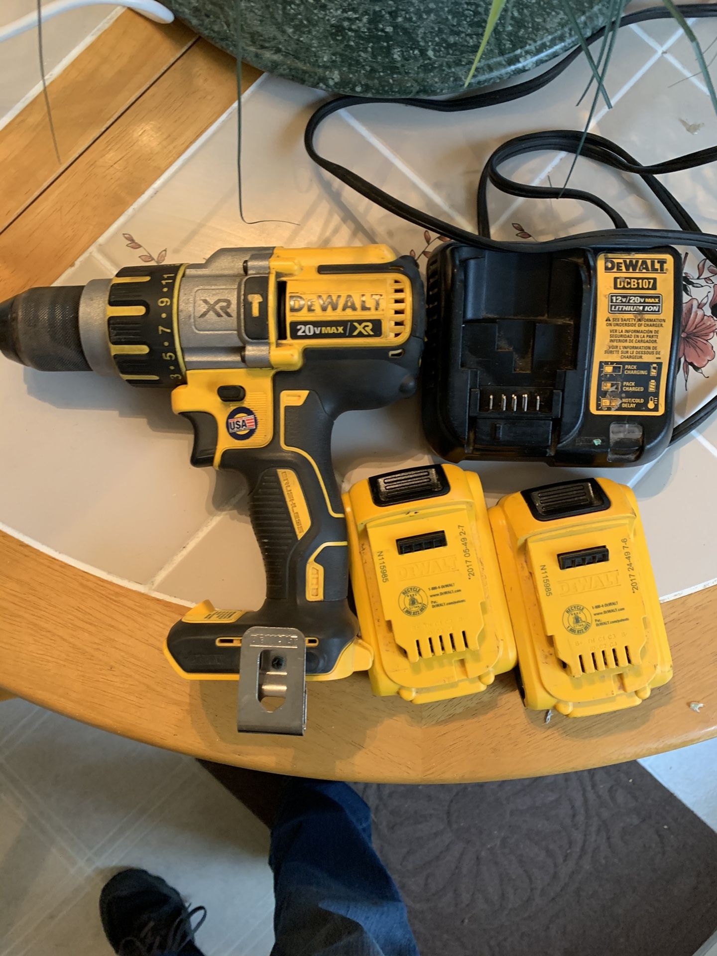 DeWalt hammer drill 2 battery’s and charger