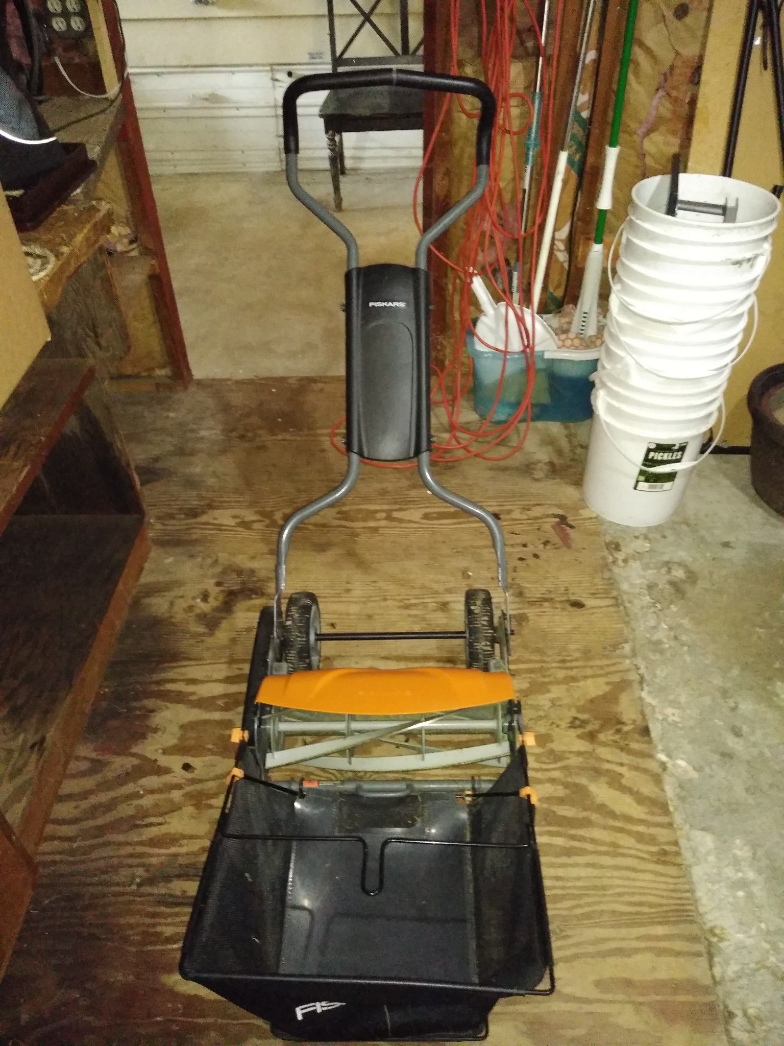 Fiskars push lawn mower w/catcher sharp blade, VG condition