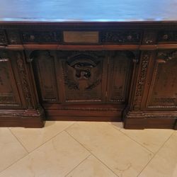 Oval Office Presidents' H.M.S. Resolute Desk

 HAND CRAFFED Replica