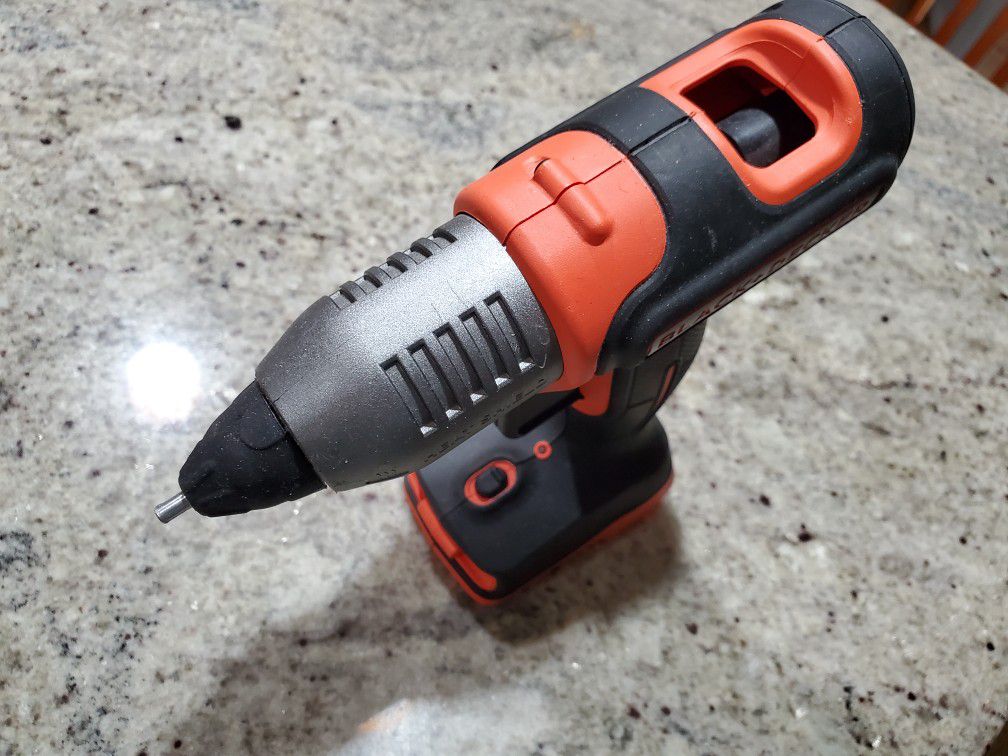 Black and Decker 20V Hot Glue Gun BDCGG20 - First Look - Tools In Action -  Power Tool Reviews