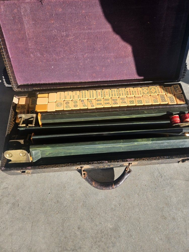 1960s Mahjong Bakelite Set