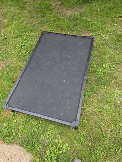 Outdoor elevated dog bed