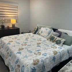 King bedroom set (9  pieces )