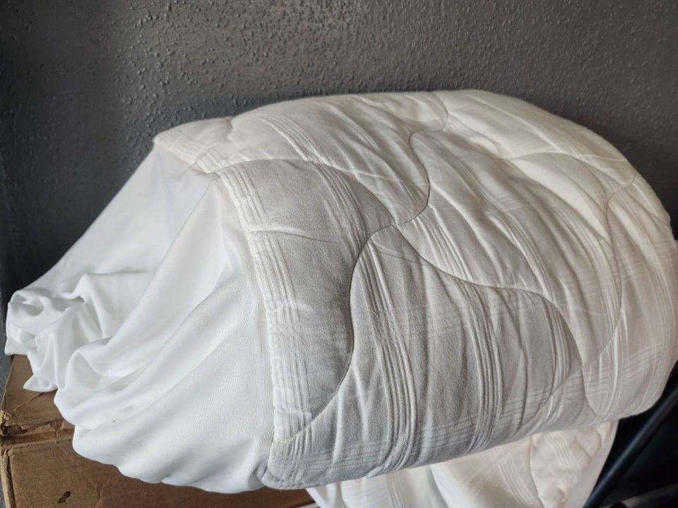 Full Sized West Pacific Home Fashion Mattress Protector/Cover