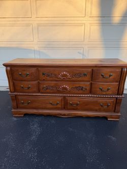 8 drawers Dresser