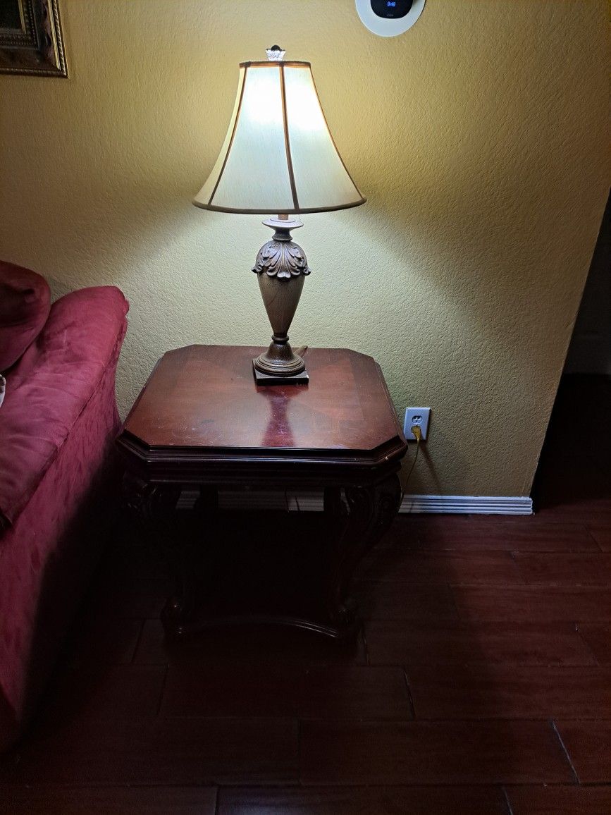 2 End tables with 2 lamps