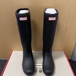 100% Authentic Brand New in Box Hunter Original Tour Rain Boots / Women US size 8 (EU 39) / Color: Black Mere