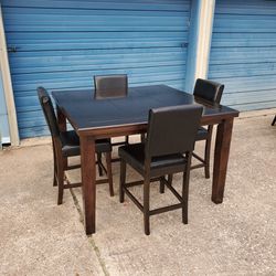 4 Chair Wooden High Table (In The Picture It Come With The Center Attachment To Make The Table Wider)TABLE CAN BE MADE SMALLER