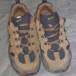 Size 6 Nike Hiking Shoes New 