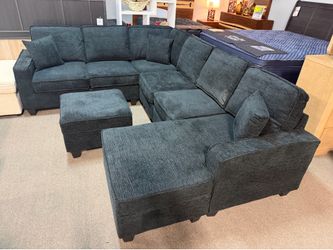 Stunning sectional! 💚😍❤️ easy financing!