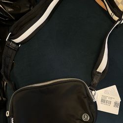 Lululemon Everywhere Crossbody - NWT