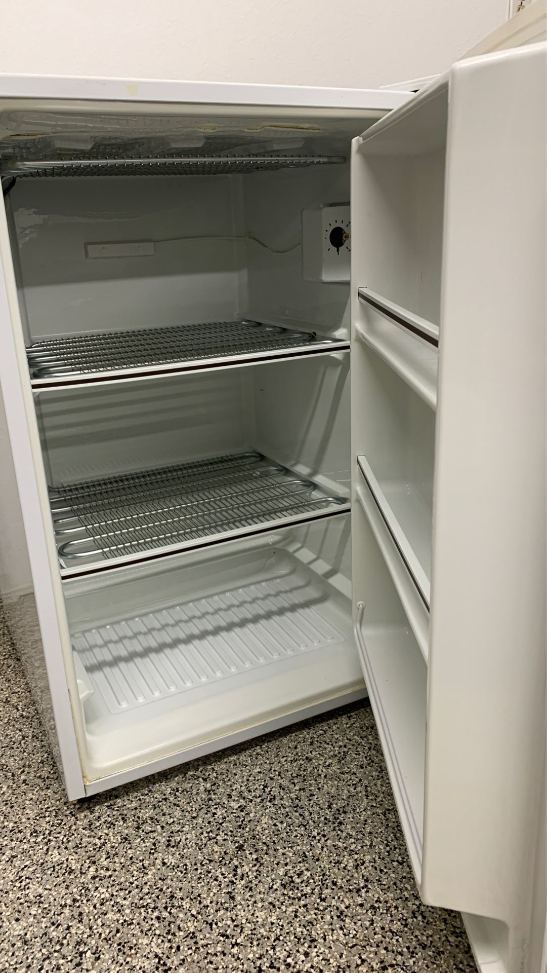 GE upright freezer, 5.0 cubic feet, manual defrost, for Sale in CORONA