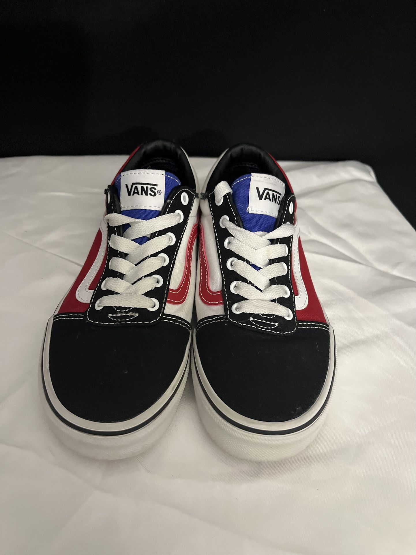 Vans ward low red/white skate shoes size 3.0y