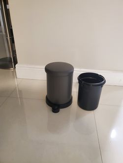 Foot operated trash can