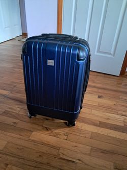 Luggage Ricardo Beverly Hills 22"tall