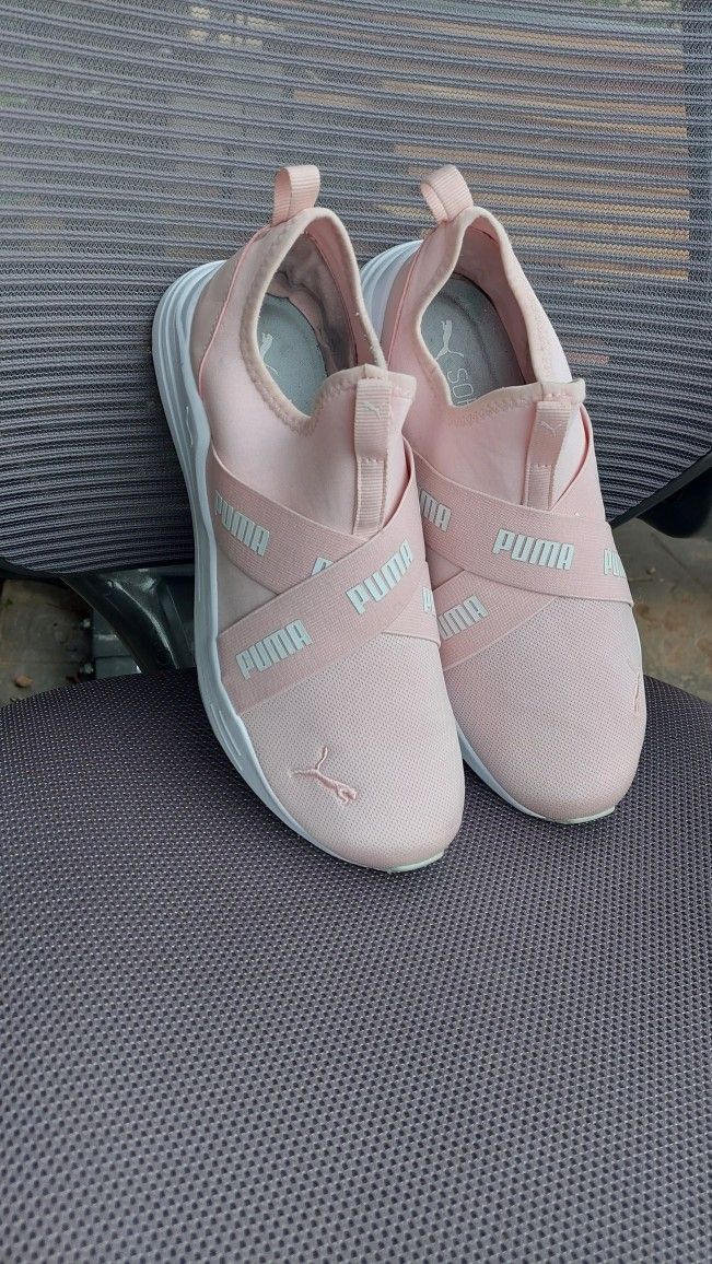 Puma Woman Tennis Shoes.  Size 9.5